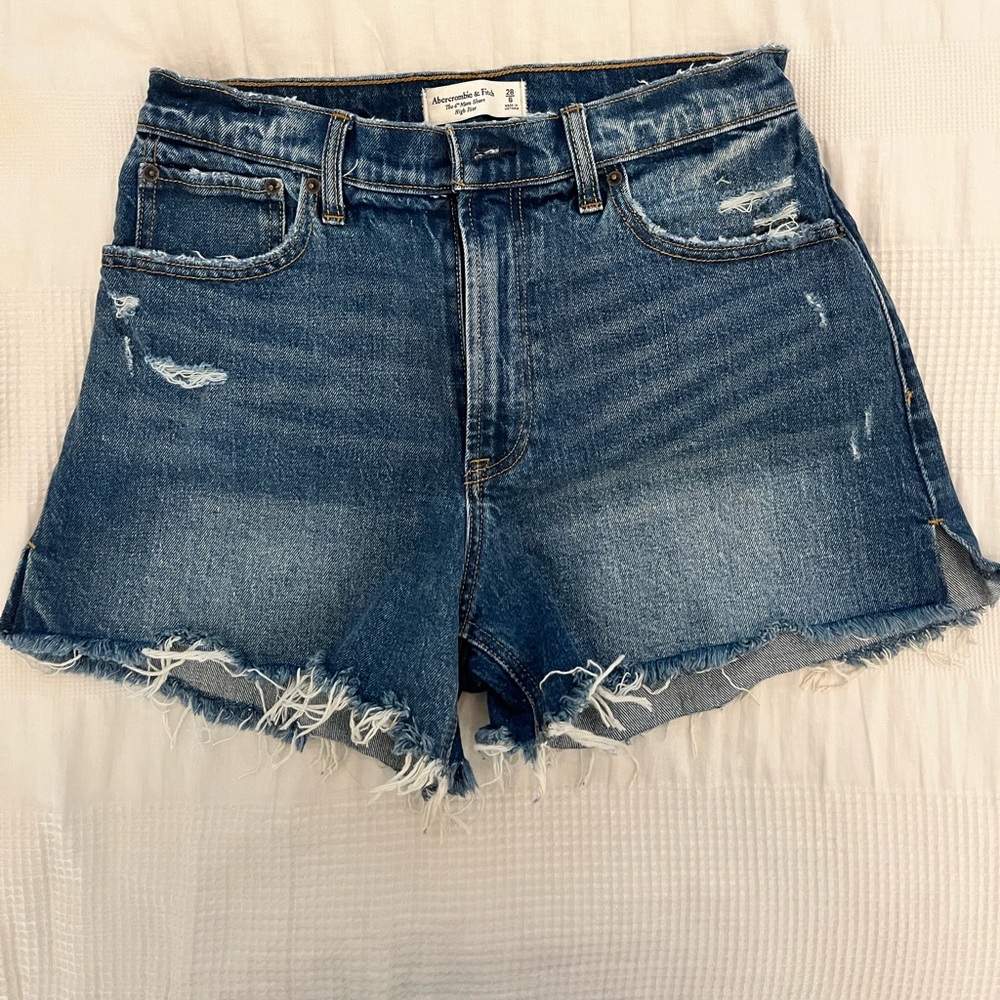 Abercrombie & Fitch Curve Love High Rise 4” Mom Shorts- Medium wash